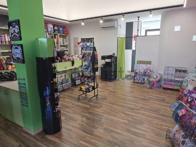 Locale in affitto di 73 m² in Via Cesare Battisti, 11