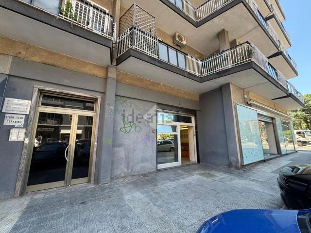 Locale in affitto di 73 m² in Via Stefano Jacini, 76
