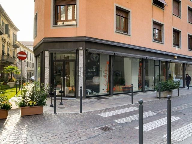 Locale in affitto di 700 m² in Via Camillo Cavour, 36