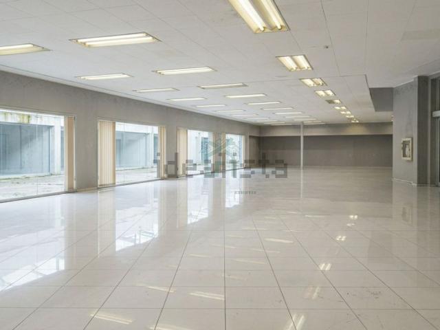 Locale in affitto di 700 m² in Via Camporosolo