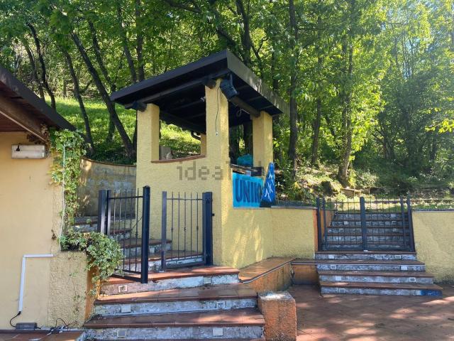 Locale in affitto di 700 m² in Via Crocicchio
