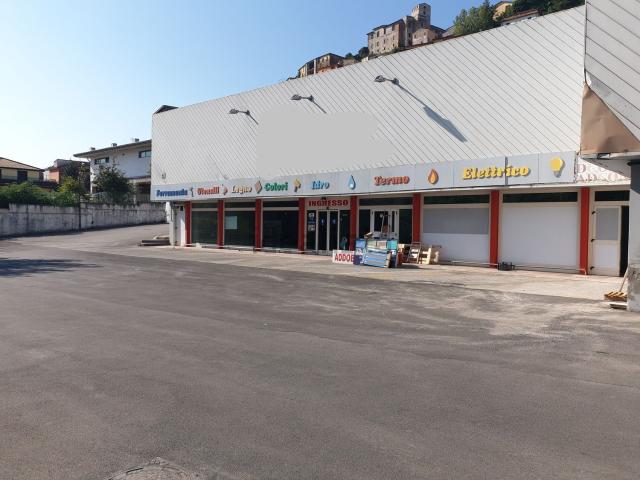 Locale in affitto di 700 m² in Via Anime Sante