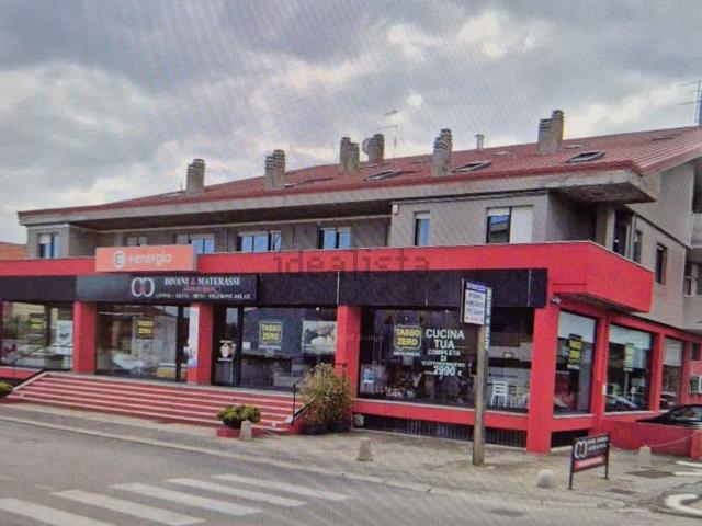 Locale in affitto di 700 m² in Via G. Verrotti, 174