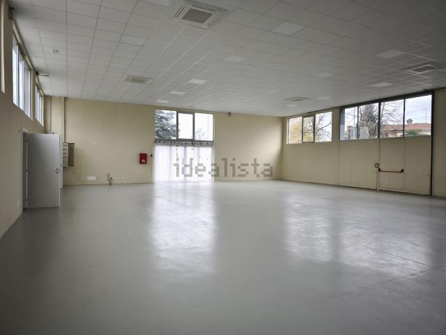 Locale in affitto di 700 m² in Via G. C. Rossi, 1