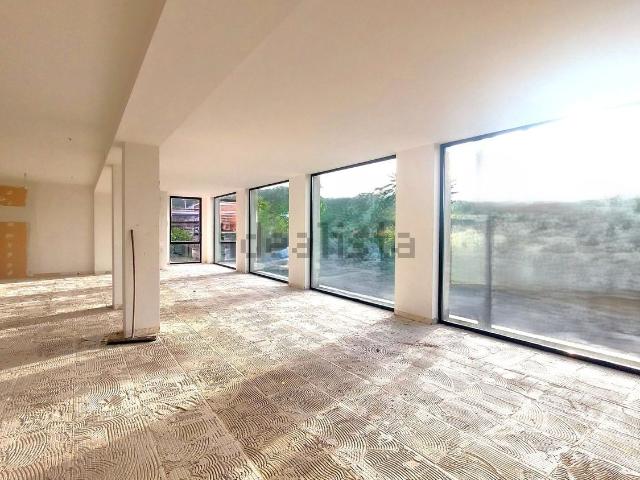 Locale in affitto di 700 m² in Via Luminaria