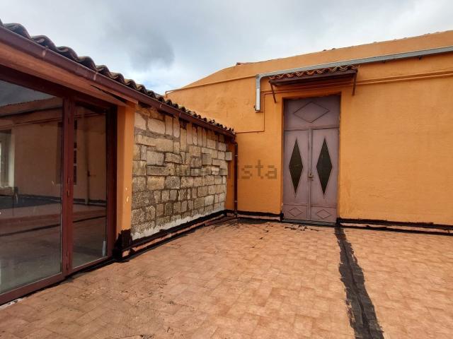 Locale in affitto di 700 m² in Via Messina