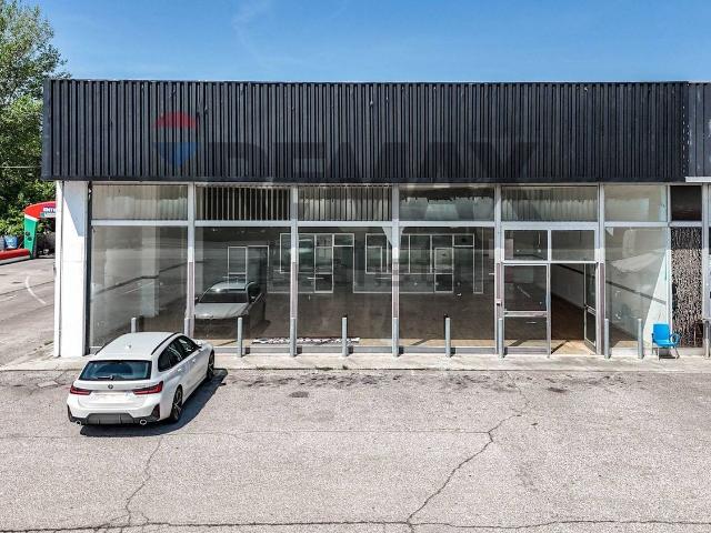 Locale in affitto di 700 m² in Via Statale, 228