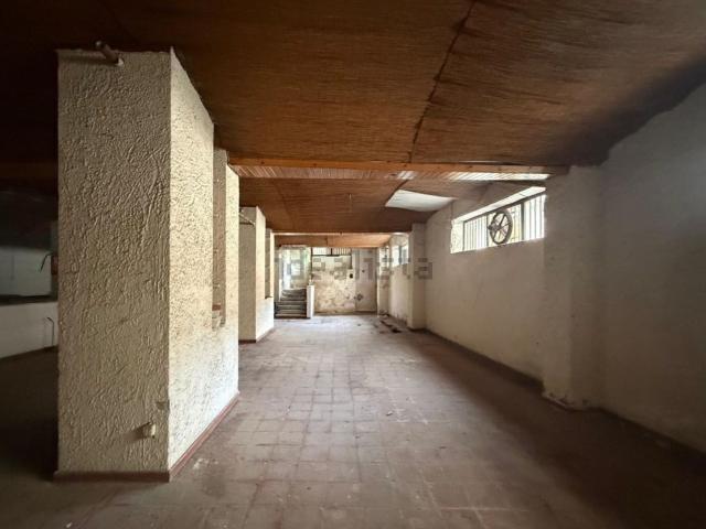 Locale in affitto di 700 m² in Via Ponti Rossi