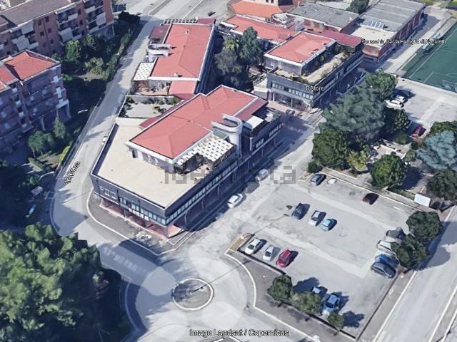 Locale in affitto di 700 m² in Via Palmiro Togliatti