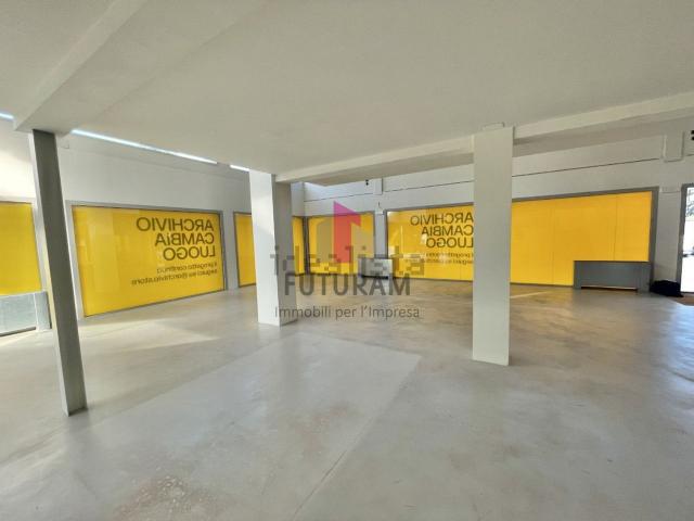 Locale in affitto di 700 m² in Via XXV Aprile, 2