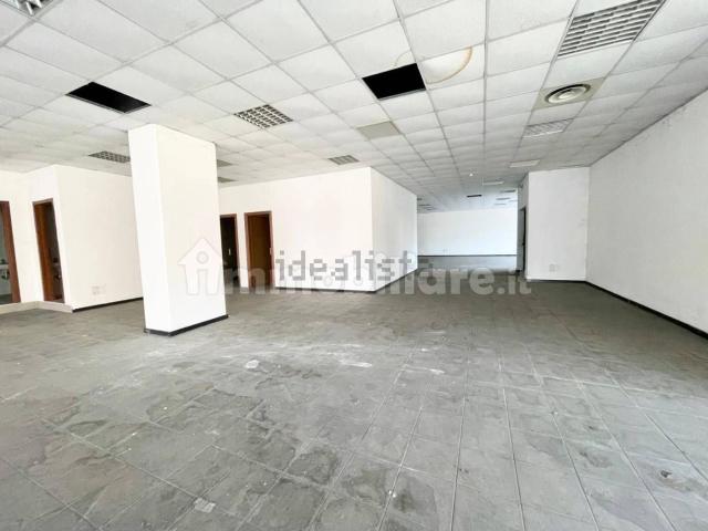 Locale in affitto di 700 m² in Viale San Lazzaro