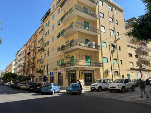 Locale in affitto di 705 m² in Via Luigi Pirandello