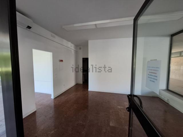 Locale in affitto di 70 m² in Largo Parolini, 62