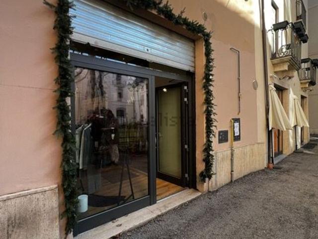 Locale in affitto di 70 m² in Piazzetta del sole