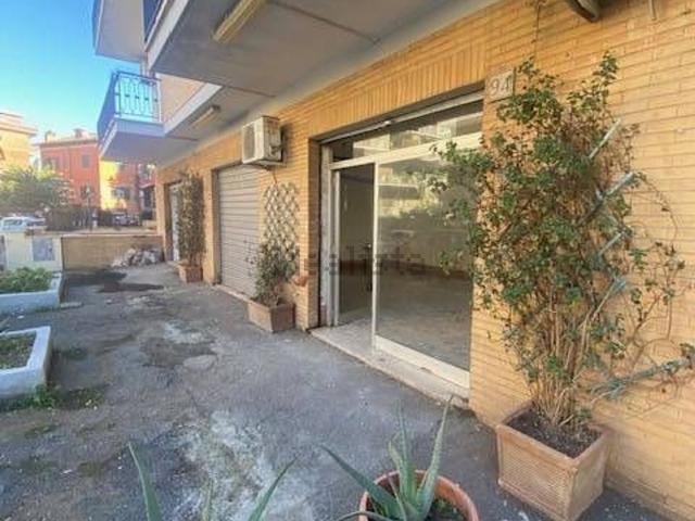 Locale in affitto di 70 m² in Via Emma Carelli