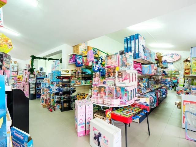 Locale in affitto di 715 m² in Via delle Rondini, 1