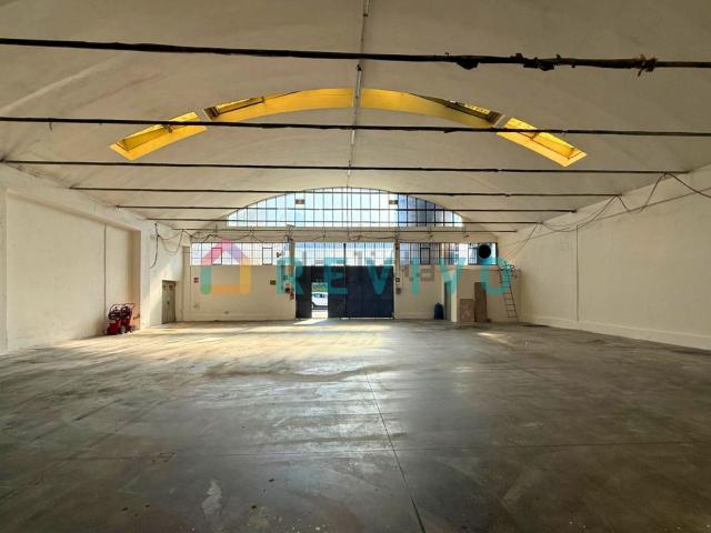 Locale in affitto di 722 m² in Via Dante Alighieri, 1