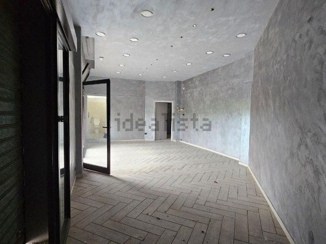 Locale in affitto di 77 m² in Via Borghesiana