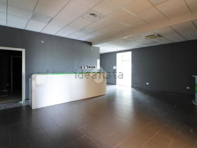 Locale in affitto di 830 m² in Via Fiorentina, 216