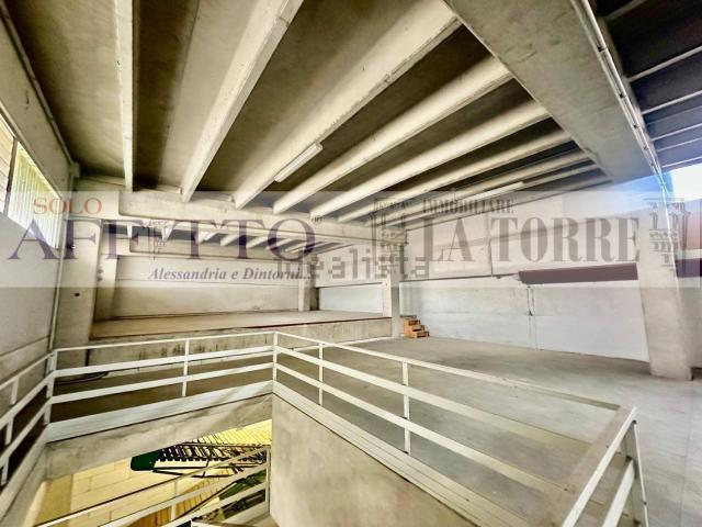 Locale in affitto di 750 m² in Via Levata