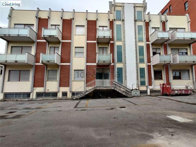 Locale in affitto di 750 m² in Via Pietro Nenni, 28