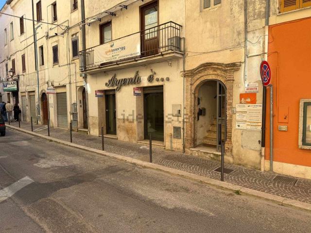 Locale in affitto di 75 m² in Via Vittorio Alfieri, 33