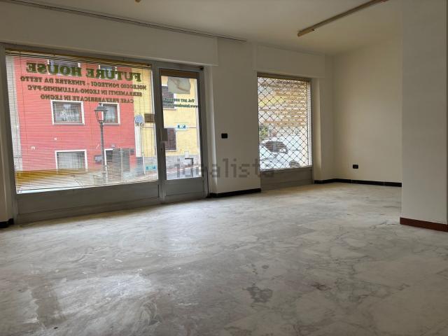 Locale in affitto di 76 m² in Via Robert Pellissier, 38