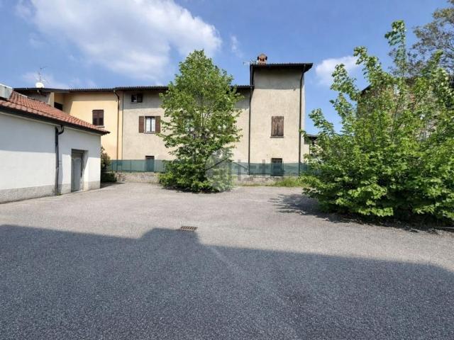Locale in affitto di 770 m² in Via Giovanni Falcone