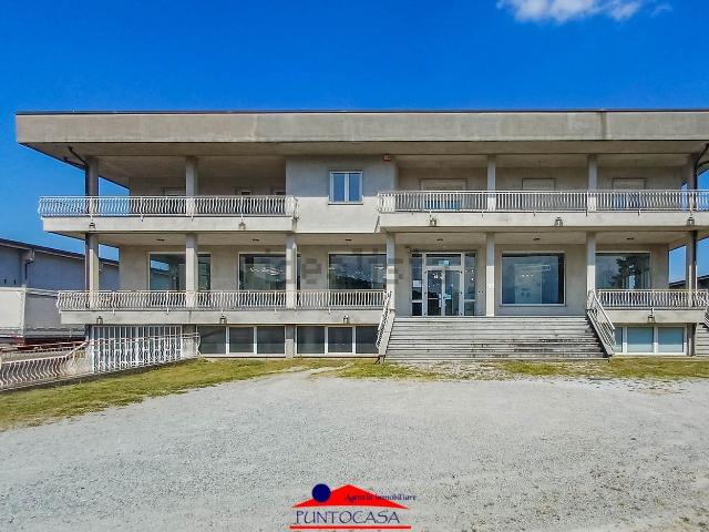 Locale in affitto di 780 m² in Via Caduti sul Don, 50