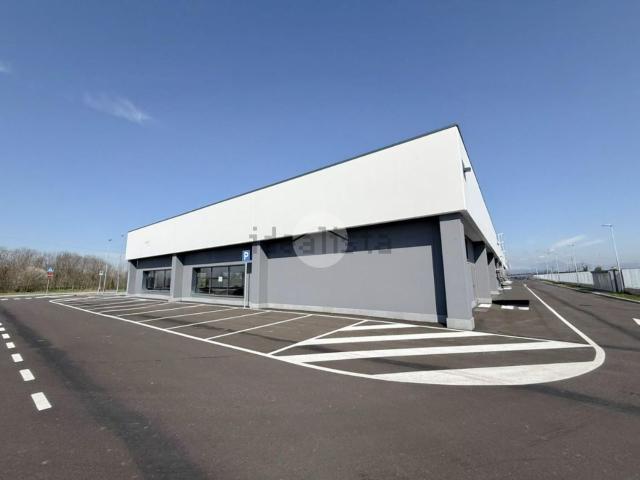 Locale in affitto di 780 m² in Via Europa, 1