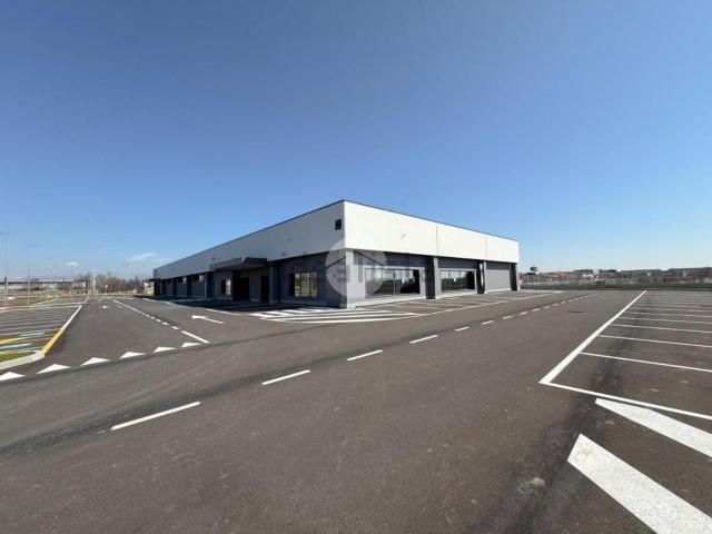 Locale in affitto di 780 m² in Via Europa, 1