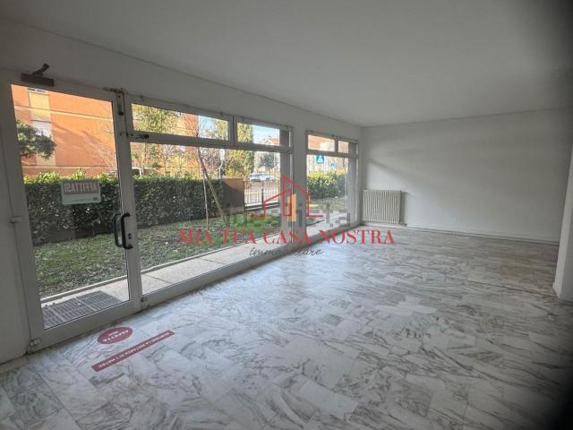 Locale in affitto di 78 m² in Via Campania