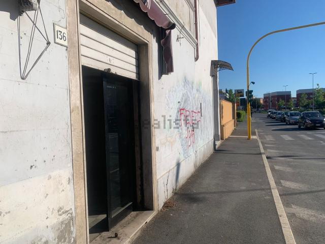 Locale in affitto di 83 m² in Viale Francesco Petrarca, 136