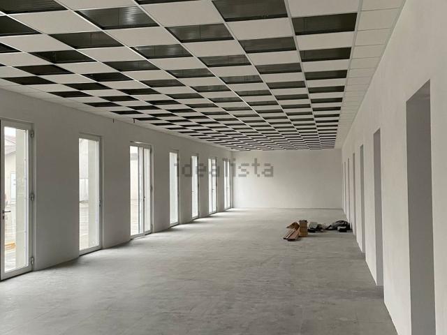 Locale in affitto di 800 m² in Via Emilia Parmense