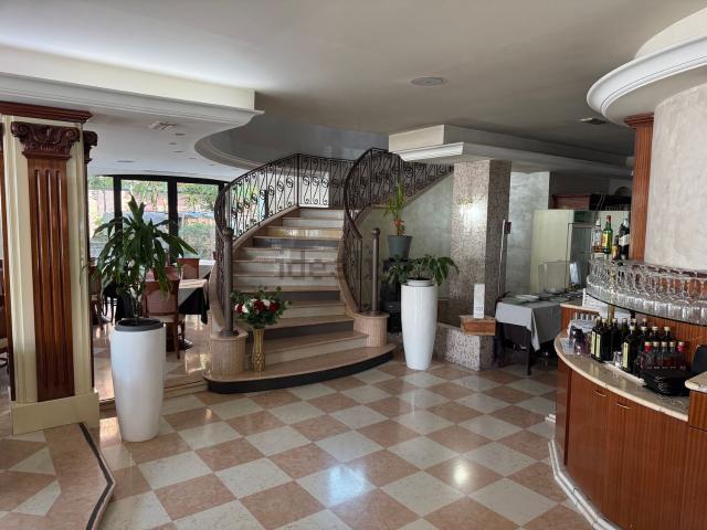 Locale in affitto di 800 m² in Via L. Ariosto, 29