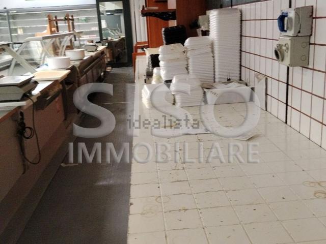 Locale in affitto di 800 m² in Via Provinciale Per Santa Maria Ammalati, 41