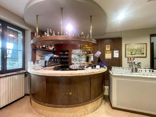 Locale in affitto di 800 m² in Via XV Giugno, 151