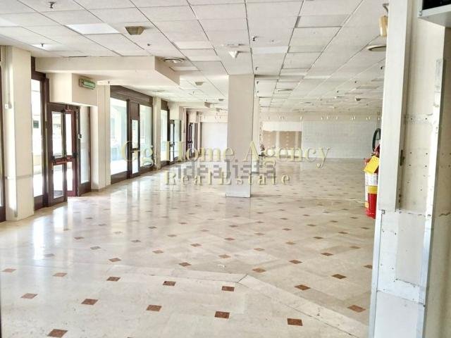 Locale in affitto di 800 m² in Viale Dante, 2