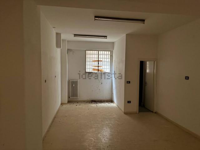 Locale in affitto di 80 m² in Via Zongo
