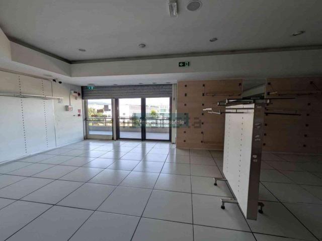 Locale in affitto di 820 m² in Viale del Lavoro