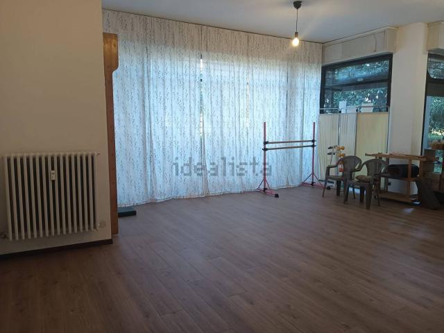 Locale in affitto di 82 m² in Via Giacomo Leopardi, 5