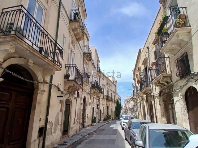 Locale in affitto di 87 m² in Via Vittorio Veneto