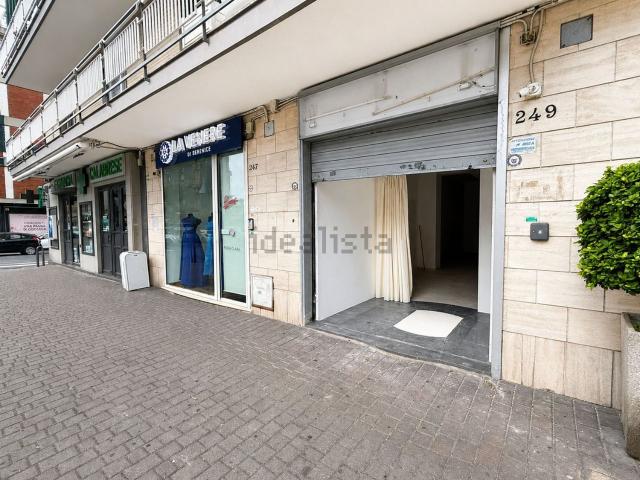 Locale in affitto di 84 m² in Via dell&apos Epomeo, 249