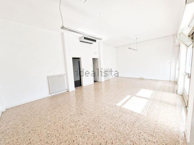 Locale in affitto di 84 m²
