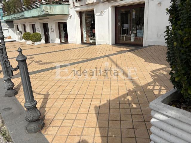 Locale in affitto di 850 m² in Via Tommaso de Amicis, 10
