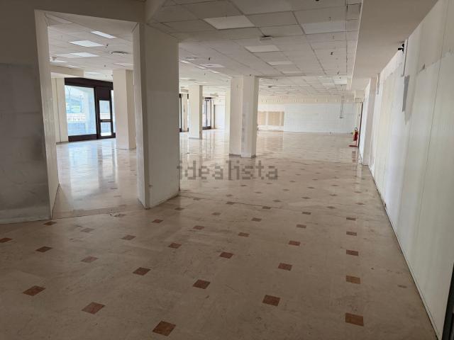 Locale in affitto di 850 m² in Viale Dante, 3