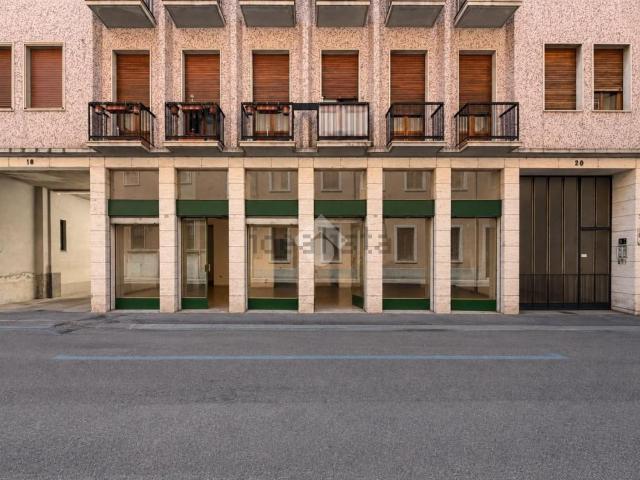 Locale in affitto di 85 m² in Via Felice Cavallotti