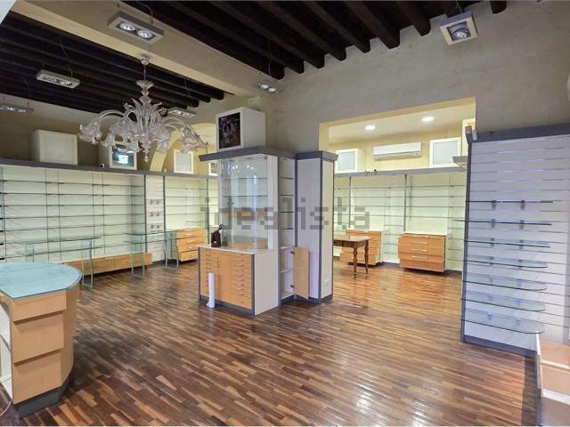 Locale in affitto di 86 m² in Piazza Giuseppe Garibaldi, 25