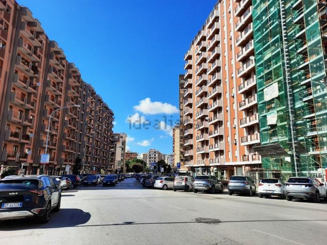 Locale in affitto di 86 m² in Via Alfredo Casella, 51