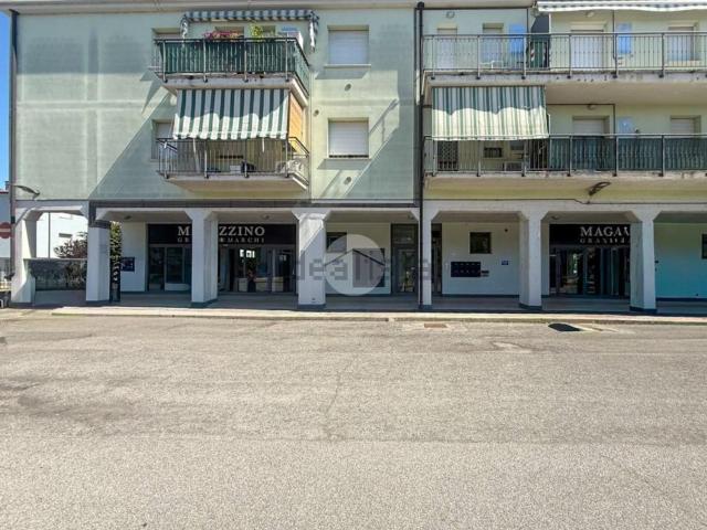 Locale in affitto di 880 m² in Via Karol Wojtyla, 3